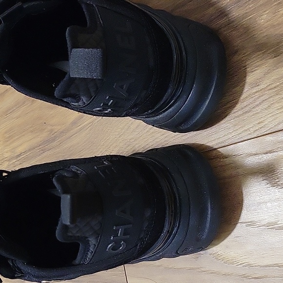 Chanel All Black trainers with gold CC logo - Picture 2 of 7